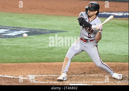 Arlington, Usa. Oktober 2023. Arizona Diamondbacks Alek Thomas schlägt im siebten Inning gegen die Texas Rangers im zweiten Spiel der World Series 2023 im Globe Life Field in Arlington, Texas am Samstag, den 28. Oktober 2023, ein Doppelspiel. Foto: Ian Halperin/UPI Credit: UPI/Alamy Live News Stockfoto