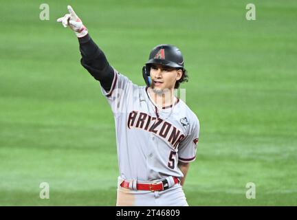 Arlington, Usa. Oktober 2023. Arizona Diamondbacks Alek Thomas feiert, nachdem er im siebten Inning im zweiten Spiel der World Series 2023 im Globe Life Field in Arlington, Texas, am Samstag, den 28. Oktober 2023 ein Doppelspiel gegen die Texas Rangers geschlagen hat. Foto: Ian Halperin/UPI Credit: UPI/Alamy Live News Stockfoto