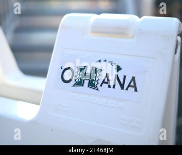 14. Oktober 2023: „Ohana“ bedeutet Familie in hawaiianischer Sprache, da Schilder während des NCAA-Fußballspiels zwischen den University of Hawaii Warriors und der San Diego St. ausgestellt wurden Azteken im Clarence T.C. Ching Complex in Honolulu, Hawaii. Glenn Yoza/CSM Stockfoto