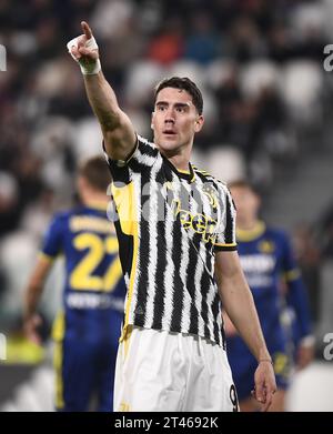 Turin, Italien. Oktober 2023. Der FC Juventus Dusan Vlahovic gibt Gesten während eines Fußballspiels der Serie A zwischen dem FC Juventus und Hellas Verona in Turin, Italien, am 28. Oktober 2023. Quelle: Federico Tardito/Xinhua/Alamy Live News Stockfoto