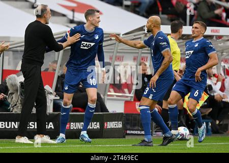 Stuttgart, Deutschland. Oktober 2023. Wout Weghorst (2. L) der TSG 1899 Hoffenheim feiert das Tor beim ersten Liga-Spiel der 9. Runde zwischen dem VfB Stuttgart und der TSG 1899 Hoffenheim in Stuttgart, Deutschland, 28. Oktober 2023. Quelle: Ulrich Hufnagel/Xinhua/Alamy Live News Stockfoto