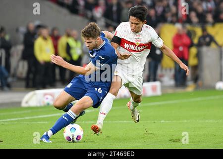 Stuttgart, Deutschland. Oktober 2023. Jeong Wooyeong (R) vom VfB Stuttgart wetteiferte mit Anton Stach von der TSG 1899 Hoffenheim im ersten Liga-Spiel der 9. Runde zwischen dem VfB Stuttgart und der TSG 1899 Hoffenheim, am 28. Oktober 2023 in Stuttgart. Quelle: Ulrich Hufnagel/Xinhua/Alamy Live News Stockfoto