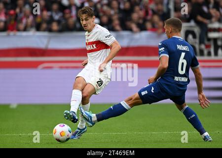 Stuttgart, Deutschland. Oktober 2023. Anthony Rouault (L) vom VfB Stuttgart streitet mit Grischa Proemel von TSG 1899 Hoffenheim im ersten Liga-Spiel der 9. Runde zwischen VfB Stuttgart und TSG 1899 Hoffenheim, 28. Oktober 2023. Quelle: Ulrich Hufnagel/Xinhua/Alamy Live News Stockfoto