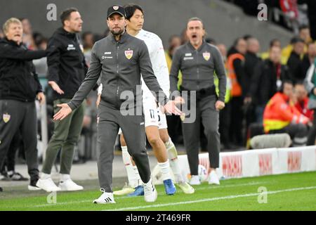 Stuttgart, Deutschland. Oktober 2023. Sebastian Hoeness (Front), Cheftrainer des VfB Stuttgart, reagierte beim ersten Liga-Spiel der 9. Runde der Bundesliga zwischen dem VfB Stuttgart und der TSG 1899 Hoffenheim in Stuttgart, 28. Oktober 2023. Quelle: Ulrich Hufnagel/Xinhua/Alamy Live News Stockfoto