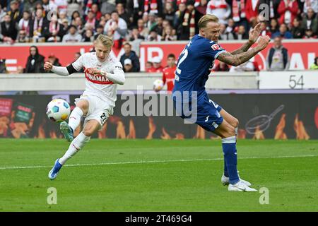 Stuttgart, Deutschland. Oktober 2023. Chris Fuehrich (L) vom VfB Stuttgart schießt beim ersten Liga-Spiel der 9. Runde zwischen dem VfB Stuttgart und der TSG 1899 Hoffenheim in Stuttgart, Deutschland, 28. Oktober 2023. Quelle: Ulrich Hufnagel/Xinhua/Alamy Live News Stockfoto