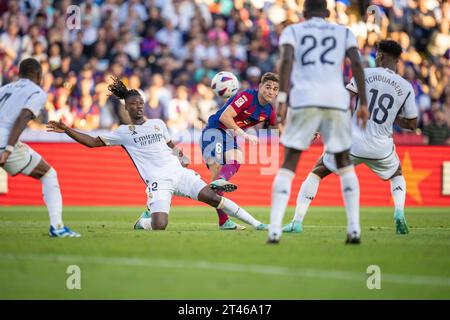 Barcelona, Spanien. Oktober 2023. Gavi (C) vom FC Barcelona übergibt den Ball während eines Fußballspiels der La Liga zwischen dem FC Barcelona und Real Madrid in Barcelona, Spanien, am 28. Oktober 2023. Quelle: Joan Gosa/Xinhua/Alamy Live News Stockfoto