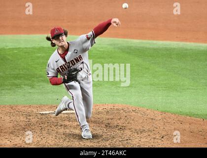 Arlington, Usa. Oktober 2023. Der Arizona Diamondbacks Relief Pitcher Andrew Saalfrank wirft im achten Inning gegen die Texas Rangers im zweiten Spiel der World Series 2023 auf dem Globe Life Field in Arlington, Texas am Samstag, den 28. Oktober 2023. Foto: Ian Halperin/UPI Credit: UPI/Alamy Live News Stockfoto