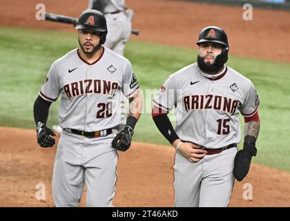 Arlington, Usa. Oktober 2023. Arizona Diamondbacks Tommy Pham und Emmanuel Rivera laufen zum Dugout, nachdem sie im achten Inning gegen die Texas Rangers im zweiten Spiel der World Series 2023 im Globe Life Field in Arlington, Texas am Samstag, den 28. Oktober 2023, einen Treffer erzielt hatten. Foto: Ian Halperin/UPI Credit: UPI/Alamy Live News Stockfoto