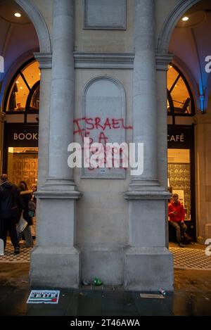 London, Vereinigtes Königreich - 21. Oktober 2023: Demonstranten sprühen Graffiti in London. Stockfoto