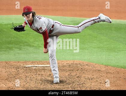 Arlington, Usa. Oktober 2023. Der Arizona Diamondbacks Relief Pitcher Andrew Saalfrank wirft im achten Inning gegen die Texas Rangers im zweiten Spiel der World Series 2023 auf dem Globe Life Field in Arlington, Texas am Samstag, den 28. Oktober 2023. Foto: Ian Halperin/UPI Credit: UPI/Alamy Live News Stockfoto