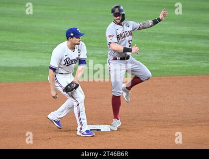 Arlington, Usa. Oktober 2023. Arizona Diamondbacks Christian Walker ist auf dem zweiten Platz, als Corey Seager am Samstag, den 28. Oktober 2023, den ersten Platz im neunten Inning in Spiel 2 der World Series 2023 im Globe Life Field in Arlington, Texas, einnimmt. Foto: Ian Halperin/UPI Credit: UPI/Alamy Live News Stockfoto