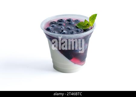 Panna Cotta mit schwarzen Johannisbeeren auf weißem Hintergrund für eine Lieferstelle 2 Stockfoto