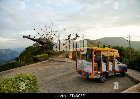 Aratoca, Santander, Kolumbien, 23. November 2022: Denkmal für Santandereanidad, historische Skulptur und Chiva, traditionelles Fahrzeug, in der Chicamocha Nation Stockfoto