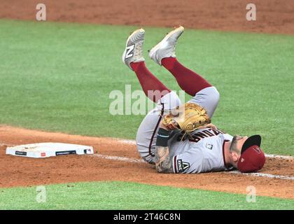 Arlington, Usa. Oktober 2023. Arizona Diamondbacks erster Baseman Christian Walker liegt auf dem Rücken, nachdem er sich im neunten Inning gegen die Texas Rangers im zweiten Spiel der World Series 2023 auf dem Globe Life Field in Arlington, Texas am Samstag, den 28. Oktober 2023, für den Ball gestreckt hatte. Foto: Ian Halperin/UPI Credit: UPI/Alamy Live News Stockfoto