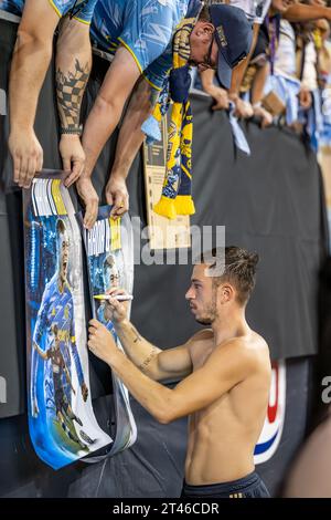 Chester, PA USA, 28. Oktober 2023 der Verteidiger der Philadelphia Union Kai Wagner unterzeichnet Autogramme nach dem Spiel Credit: Don Mennig / Alamy News Stockfoto