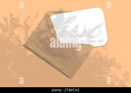 Ein Umschlag mit einem Blatt strukturiertem weißem Papier auf gelbem Tischhintergrund. Mockup mit einer Überlagerung tropischer Pflanzenschatten. Natürliches Licht macht shado aus Stockfoto