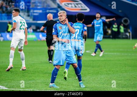 Sankt Petersburg, Russland. Oktober 2023. Andrey Mostovoy (17) von Zenit, der während des russischen Premier League-Fußballspiels zwischen Zenit Sankt Petersburg und Achmat Grosny in der Gazprom Arena in Aktion war. Endpunktzahl: Zenit 2:1 Akhmat Grosny. (Foto: Maksim Konstantinov/SOPA Images/SIPA USA) Credit: SIPA USA/Alamy Live News Stockfoto