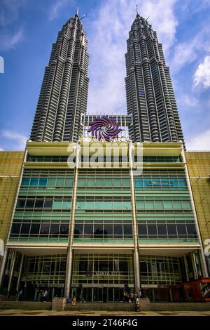 Kuala Lumpurs dynamisches Hochhaus-Stadtzentrum ist bekannt für seine eleganten Modezentren, Luxushotels und die Aussicht von den futuristischen Petronas Twin Towers. Stockfoto