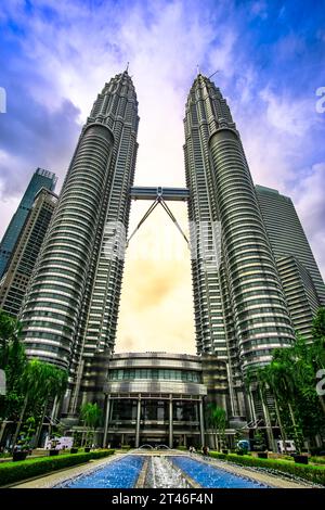 Kuala Lumpurs dynamisches Hochhaus-Stadtzentrum ist bekannt für seine eleganten Modezentren, Luxushotels und die Aussicht von den futuristischen Petronas Twin Towers. Stockfoto