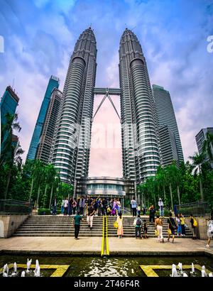 Kuala Lumpurs dynamisches Hochhaus-Stadtzentrum ist bekannt für seine eleganten Modezentren, Luxushotels und die Aussicht von den futuristischen Petronas Twin Towers. Stockfoto