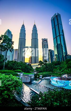 Kuala Lumpurs dynamisches Hochhaus-Stadtzentrum ist bekannt für seine eleganten Modezentren, Luxushotels und die Aussicht von den futuristischen Petronas Twin Towers. Stockfoto