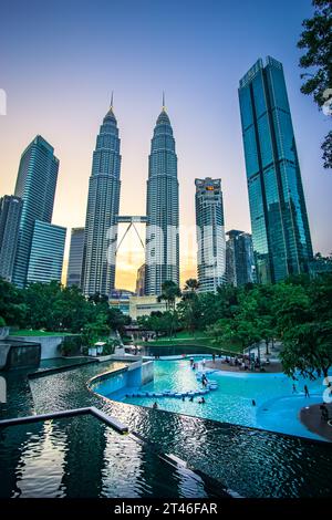 Kuala Lumpurs dynamisches Hochhaus-Stadtzentrum ist bekannt für seine eleganten Modezentren, Luxushotels und die Aussicht von den futuristischen Petronas Twin Towers. Stockfoto