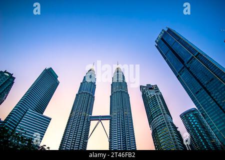 Kuala Lumpurs dynamisches Hochhaus-Stadtzentrum ist bekannt für seine eleganten Modezentren, Luxushotels und die Aussicht von den futuristischen Petronas Twin Towers. Stockfoto