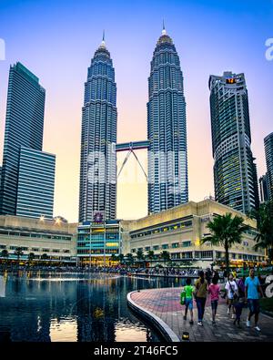 Kuala Lumpurs dynamisches Hochhaus-Stadtzentrum ist bekannt für seine eleganten Modezentren, Luxushotels und die Aussicht von den futuristischen Petronas Twin Towers. Stockfoto