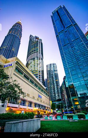 Kuala Lumpurs dynamisches Hochhaus-Stadtzentrum ist bekannt für seine eleganten Modezentren, Luxushotels und die Aussicht von den futuristischen Petronas Twin Towers. Stockfoto