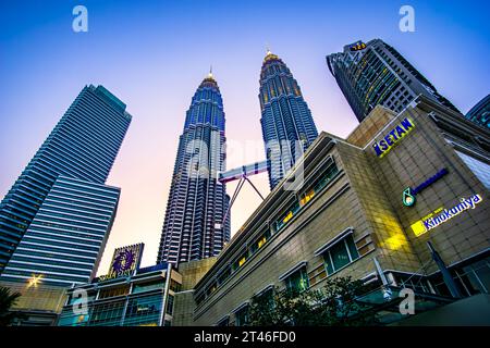 Kuala Lumpurs dynamisches Hochhaus-Stadtzentrum ist bekannt für seine eleganten Modezentren, Luxushotels und die Aussicht von den futuristischen Petronas Twin Towers. Stockfoto