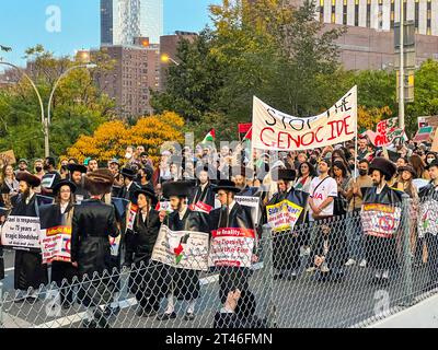 Brooklyn, New York, USA. Oktober 2023. Juden und muslimische New Yorker gehen über die Brooklyn Bridge in New York City, um sich solidarisch mit Palästina zu zeigen. (Kreditbild: © Ryan Rahman/Pacific Press via ZUMA Press Wire) NUR REDAKTIONELLE VERWENDUNG! Nicht für kommerzielle ZWECKE! Stockfoto