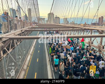 Brooklyn, New York, USA. Oktober 2023. Tausende von New Yorkern und palästinensische Abkömmlinge halten Zeichen für Solidarität mit Palästina und gehen über die Brooklyn Bridge in New York City. (Kreditbild: © Ryan Rahman/Pacific Press via ZUMA Press Wire) NUR REDAKTIONELLE VERWENDUNG! Nicht für kommerzielle ZWECKE! Stockfoto