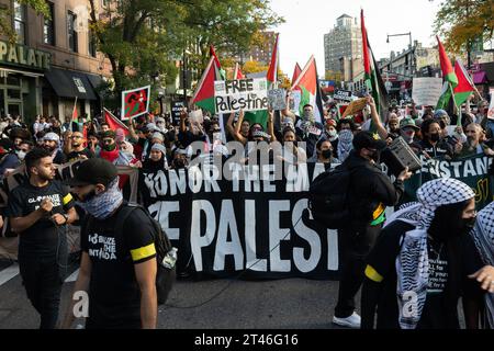 New York, USA. Oktober 2023. Tausende pro-palästinensischer demonstranten marschieren am 28. Oktober 2023 die Flatbush Avenue in Brooklyn, New York, hinunter. (Foto: Gabriele Holtermann/SIPA USA) Credit: SIPA USA/Alamy Live News Stockfoto