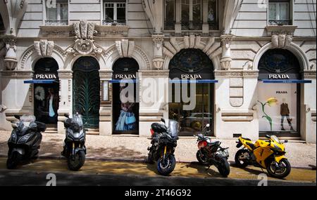 Avenida da Liberdade PRADA Boutique auf dem von Bäumen gesäumten Boulevard im Zentrum von Lissabon, Portugal. Die breite Allee, die dem Pariser Champs-Elysées nachempfunden ist, gilt als die teuerste Immobilie Portugals und wird von Luxusmarken gesäumt. Stockfoto