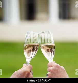 Ehepaar, verheiratet und händigt Champagner zur Feier des Jubiläums, des Erfolgs oder des Ruhestands. Reif, Mann und Frau mit Toast, Getränk oder Anfeuern Stockfoto