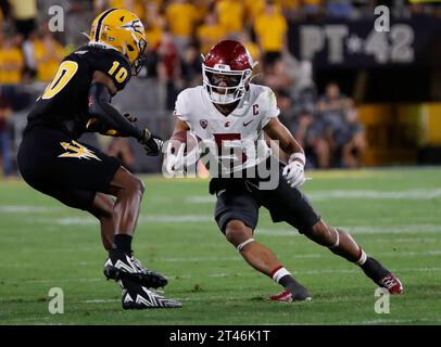 Tempe, Arizona, USA. Oktober 2023. Der Wide Receiver Lincoln Victor (5) der Washington State Cougars holt sich einen Pass und gewinnt Yards während des NCAA-Fußballspiels zwischen den Washington State Cougars und der Arizona State University im Mountain America Stadium in Tempe, Arizona. Michael Cazares/CSM/Alamy Live News Stockfoto