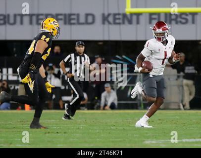 Tempe, Arizona, USA. Oktober 2023. Quarterback Cameron Ward (1) der Washington State Cougars trägt den Ball während des NCAA-Fußballspiels zwischen den Washington State Cougars und der Arizona State University im Mountain America Stadium in Tempe, Arizona. Michael Cazares/CSM/Alamy Live News Stockfoto