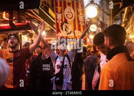 Istanbul, Türkei. 24. Oktober 2023 Galatasaray Fußballfans singen und singen Lieder vor dem Champions League Spiel gegen den FC Bayern München. N Stockfoto