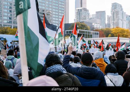 Toronto, Kanada - 28. Oktober 2023: Anti-Kriegs-Demonstration in Toronto gegen israelische Aggression im Gazastreifen Stockfoto