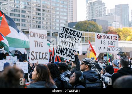Toronto, Kanada - 28. Oktober 2023: Palästinensische Einwohner von Toronto demonstrieren gegen israelische Militäraktionen im Gazastreifen Stockfoto