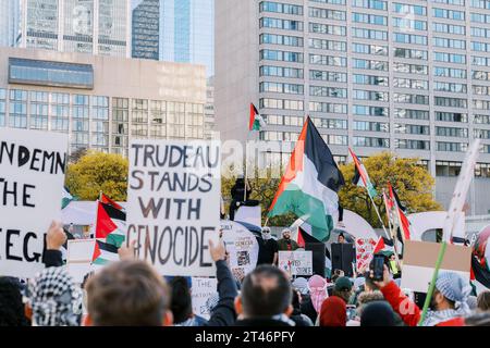Toronto, Kanada - 28. Oktober 2023: Palästinenser in Toronto schließen sich zusammen, um ihre Opposition gegen Israels militärische Aktivitäten in Gaza zu äußern Stockfoto