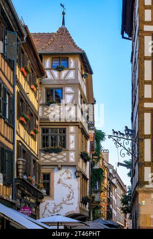 Straßburg, Frankreich - 31. Mai 2023: Verzierte Fassaden elsässischer Weinrestaurants in traditionellen alten Fachwerkhäusern im historischen Zentrum Stockfoto