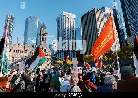 Toronto, Kanada - 28. Oktober 2023: Massenversammlungen von Palästinensern in Toronto senden eine starke Botschaft gegen Israels Aggressionshandlungen in Gaza Stockfoto