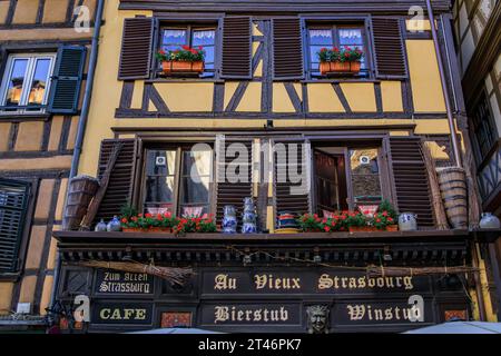 Straßburg, Frankreich - 31. Mai 2023: Verzierte Fassaden elsässischer Weinrestaurants in traditionellen alten Fachwerkhäusern im historischen Zentrum Stockfoto