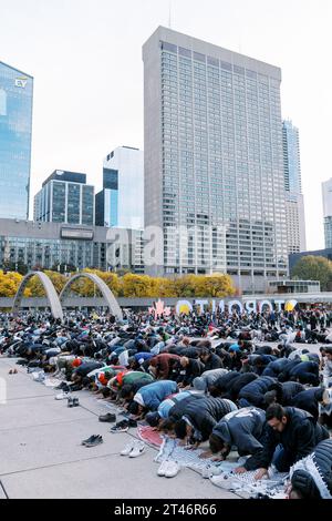 Toronto, Kanada - 28. Oktober 2023: Muslimisches Gebet aus Palästina auf dem Stadtplatz von Toronto. Sie beten für ein Ende des Krieges mit Israel Stockfoto