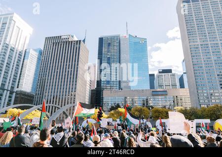 Toronto, Kanada - 28. Oktober 2023: Die palästinensische Gemeinde in Toronto versammelt sich zu einer großen Anti-Kriegskundgebung gegen Israels Gaza-Offensive Stockfoto