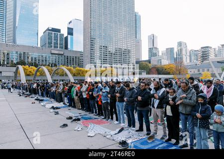 Toronto, Kanada - 28. Oktober 2023: Muslimisches Gebet aus Palästina auf dem Stadtplatz von Toronto. Sie beten für ein Ende des Krieges mit Israel Stockfoto