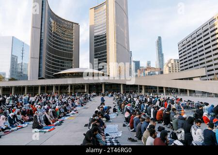 Toronto, Kanada - 28. Oktober 2023: Muslimisches Gebet aus Palästina auf dem Stadtplatz von Toronto. Sie beten für ein Ende des Krieges mit Israel Stockfoto