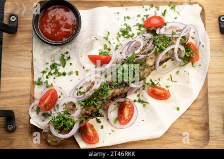 Saftiger heißer lula-Kebab aus Fleisch und Gewürzen. Serviert Gerichte in einem Restaurant auf Pita, über Holzbrett, Blick von oben. Georgische Küche Stockfoto