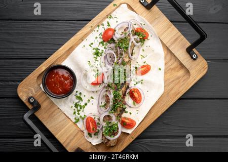 Saftiger heißer lula-Kebab aus Fleisch und Gewürzen. Serviert Gerichte in einem Restaurant auf Pita, über Holzbrett, Blick von oben. Georgische Küche Stockfoto